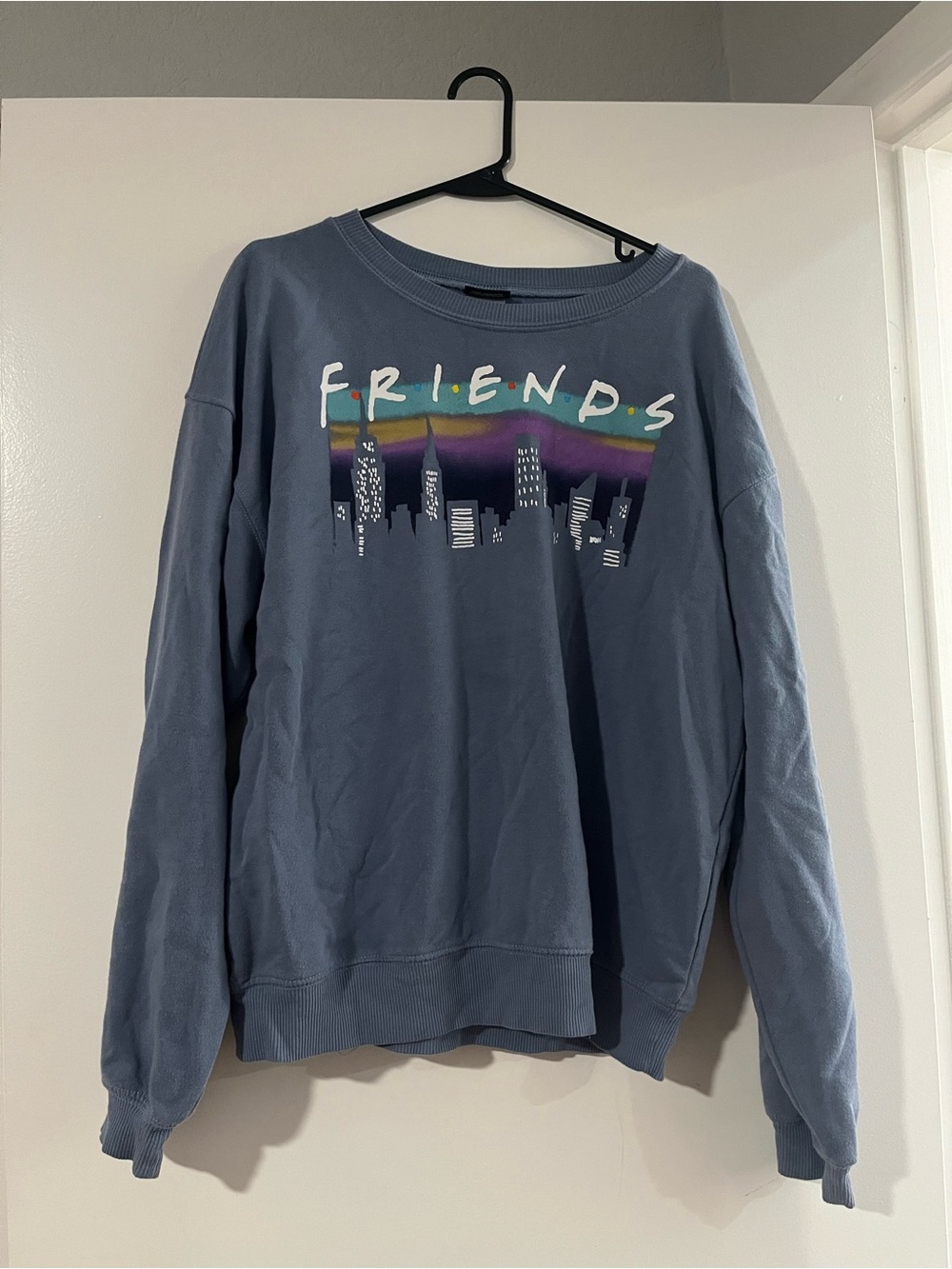 Friends TV Show NYC Skyline Crewneck Sweatshirt Blue Women’s Size L